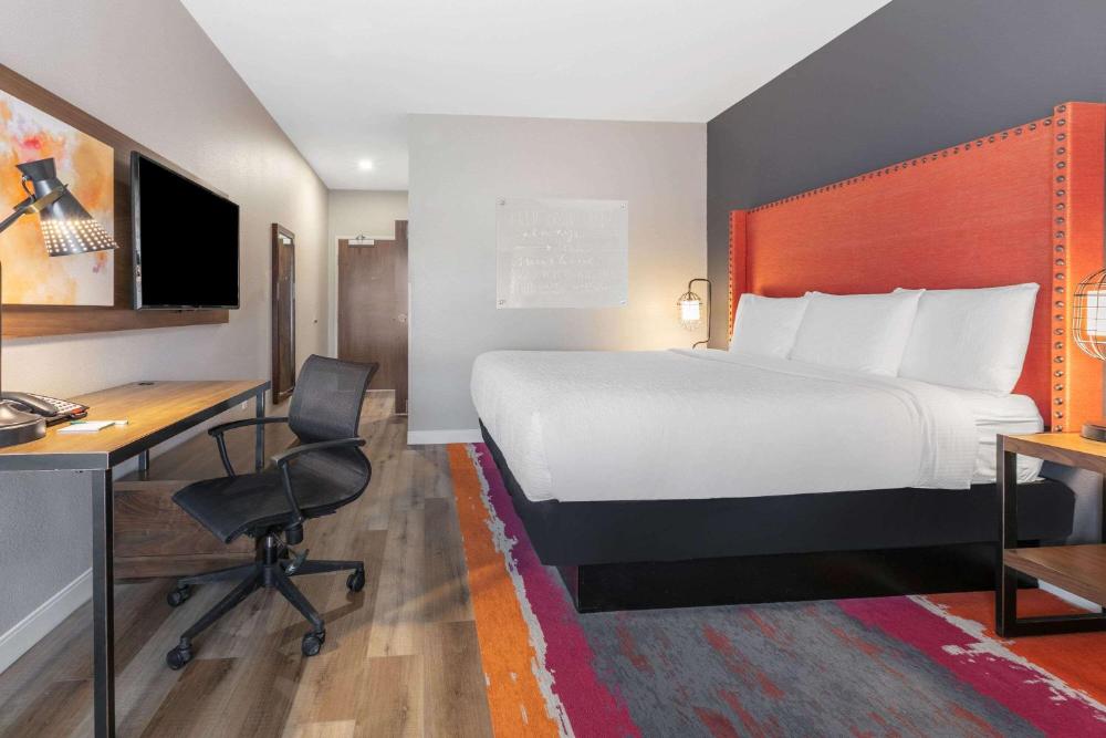 King Room - Non-Smoking interior