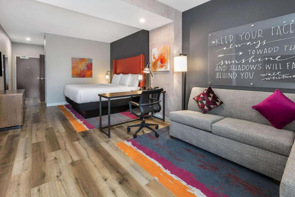 Deluxe King Room - Non-Smoking interior